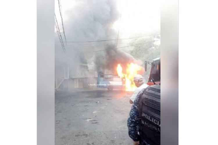 Un autobús se incendia en El Junquito