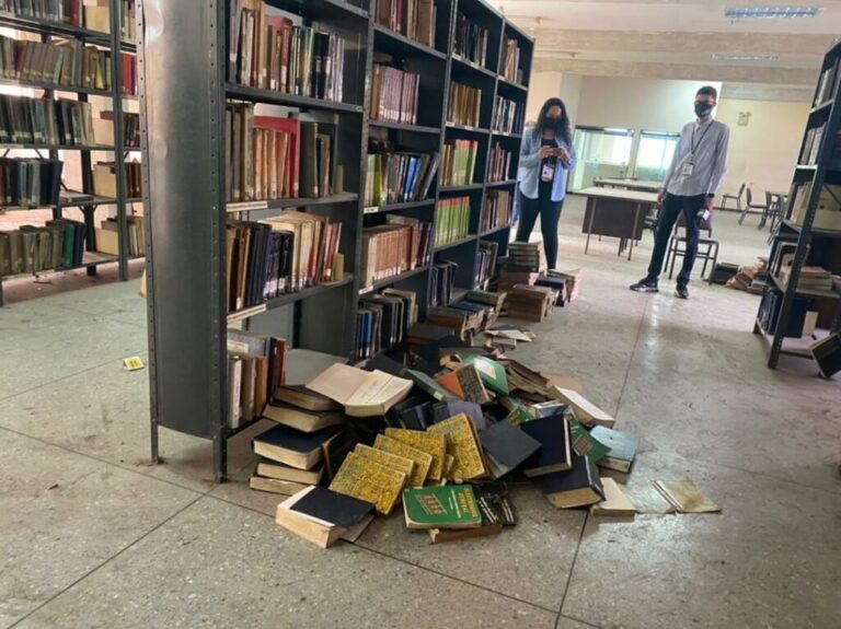 Hurtan 40 estantes de la biblioteca de la Unexpo de Barquisimeto