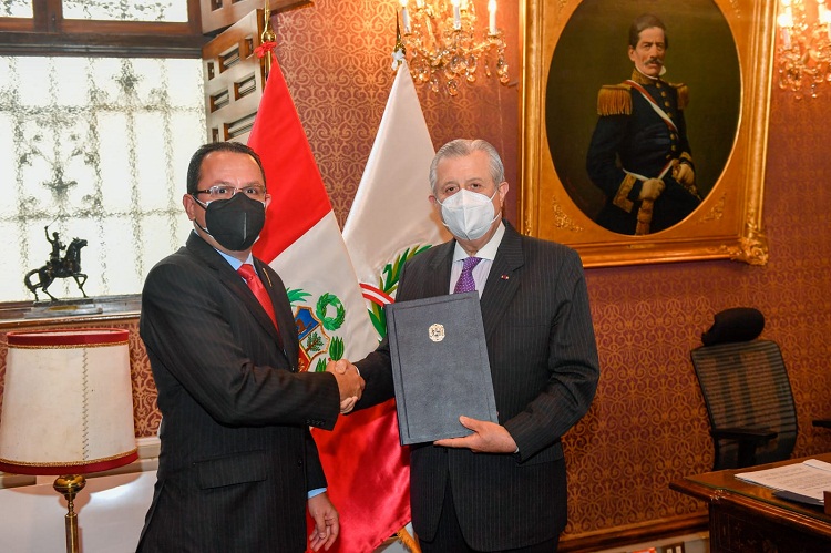 Canciller peruano recibe credenciales del nuevo embajador venezolano