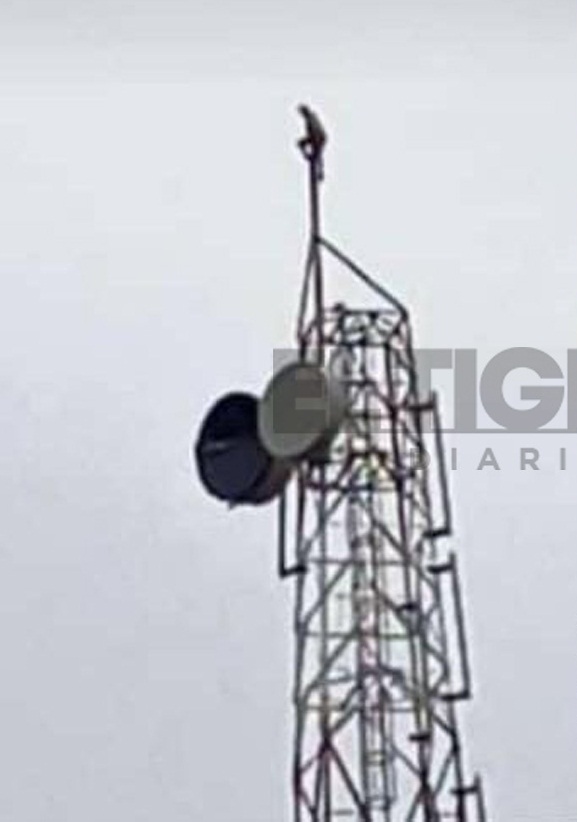 Hombre con esquizofrenia trepó antena de 60 metros en Boca de Uchire
