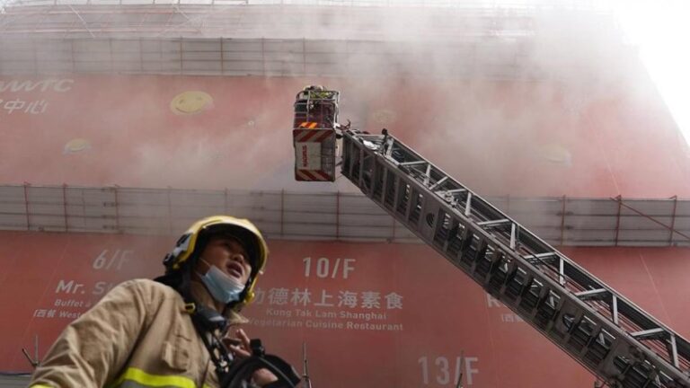 Evacúan a más de 1.200 personas de un rascacielos en Hong Kong por un incendio