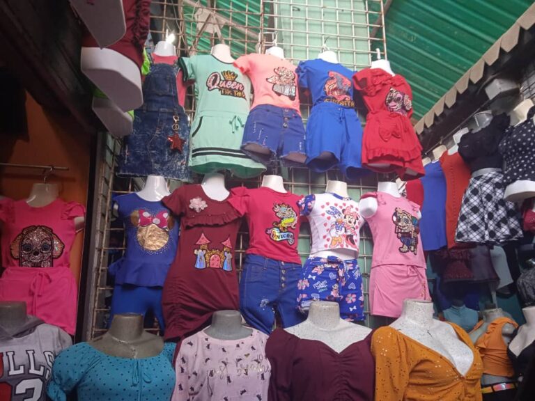 Comerciantes de ropa sacrifican las ganancias para poder vender