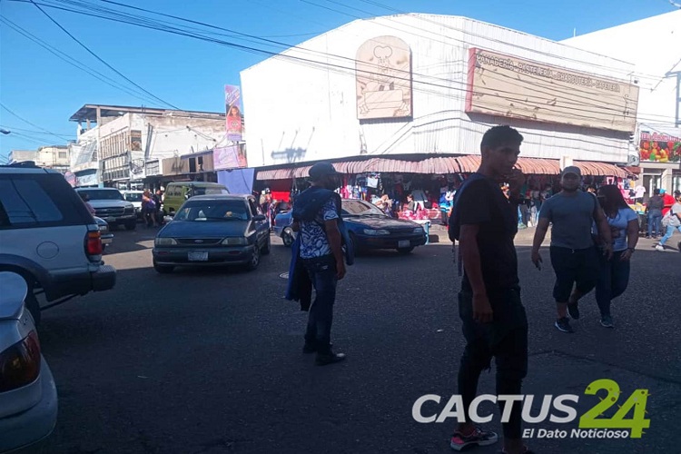 Vuelven los «buhoneros pregoneros” a las calles de Punto Fijo (+Fotos)