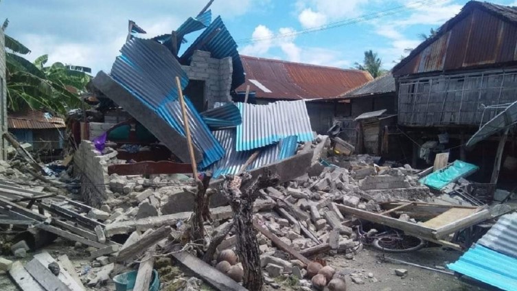 Un fuerte terremoto sacudió Indonesia