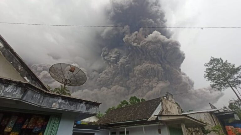 Nueva erupción del volcán Semeru en Indonesia interrumpe labores de rescate