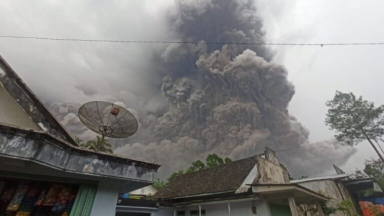 El balance de víctimas del volcán de Indonesia sube a 34 muertos