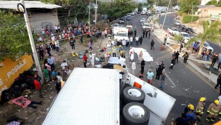 Accidente de un tráiler que transportaba migrantes en México deja 54 muertos