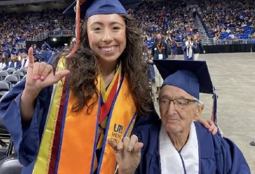 Abuelo de 87 años y su nieta se gradúan juntos en la misma universidad