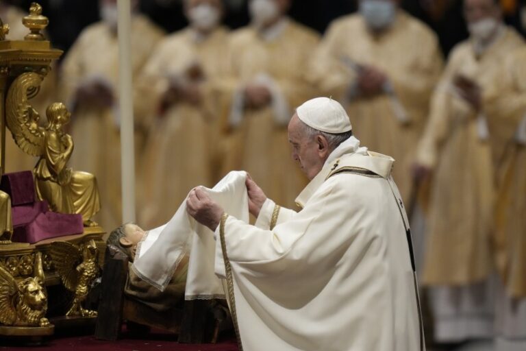 El papa Francisco oficia la misa de Navidad e imparte la bendición ‘Urbi et orbi’ llamando al diálogo
