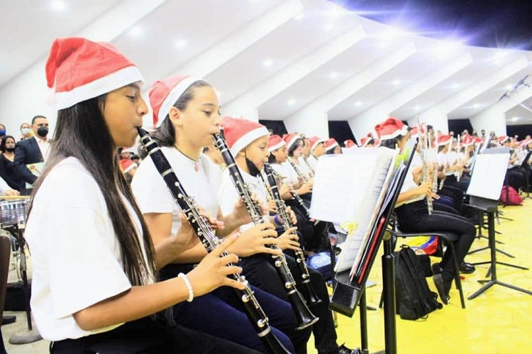 Concierto «Tiempo de Navidad» engalanó Paseo Bicentenario de Coro