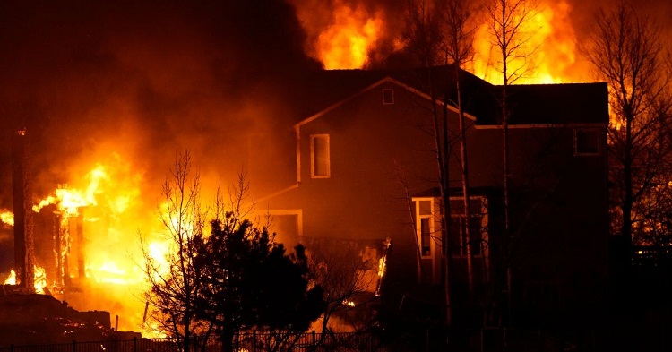 Cientos de casas destruidas y 35.000 personas evacuadas por incendios en Colorado
