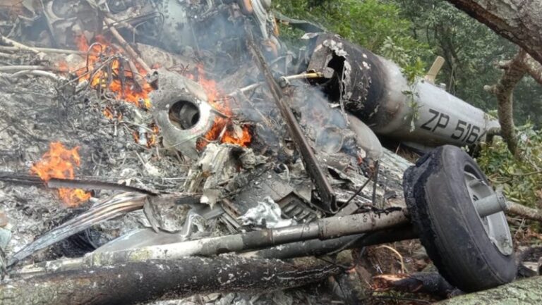 Se estrella helicóptero en India con el jefe del Estado Mayor a bordo; al menos tres muertos deja el accidente