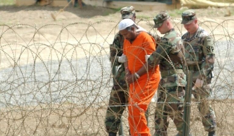 Biden pidió al Congreso eliminar restricciones para trasladar los presos de Guantánamo