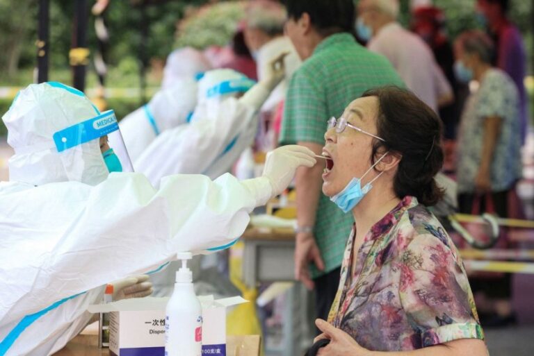 Una ciudad china paga 1.570 dólares a quienes den positivo a prueba de coronavirus