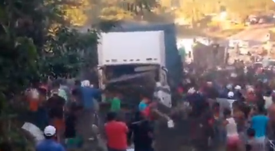 Saquean camión de cervezas que volcó en Cojedes (Vídeo)