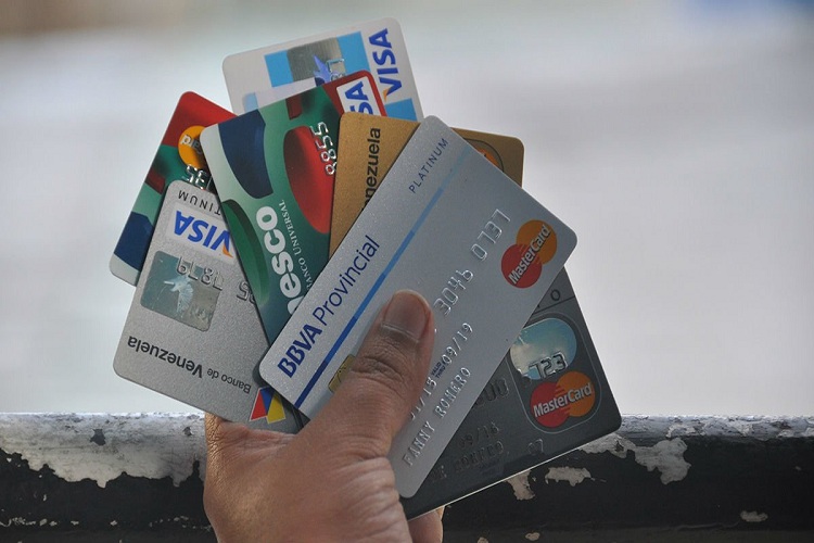 «Para adornar las carteras» quedaron las tarjetas de créditos, indica economista