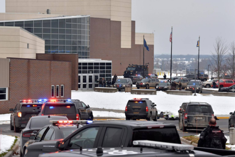 Tres muertos y ocho heridos deja tiroteo en escuela secundaria de EEUU