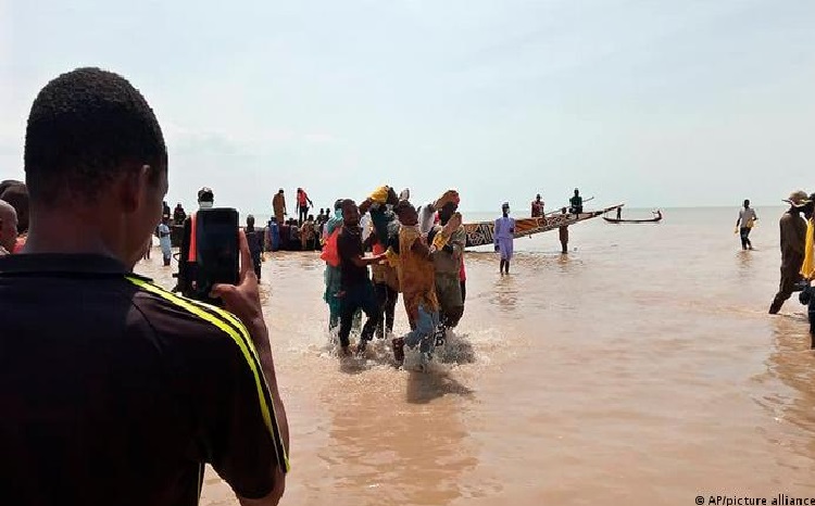 Al menos 29 fallecidos, la mayoría niños, en un naufragio en Nigeria