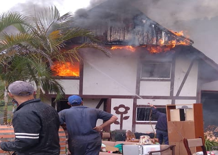 Miranda: Explotó un calentador de agua y se incendió una panadería artesanal en El Jarillo