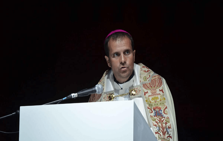 Obispo fue suspendido tras casarse con autora de novelas erótico-satánicas