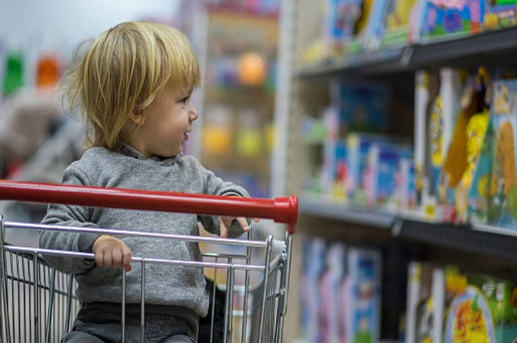 Detienen a mujer por intentar comprar a un niño en un supermercado