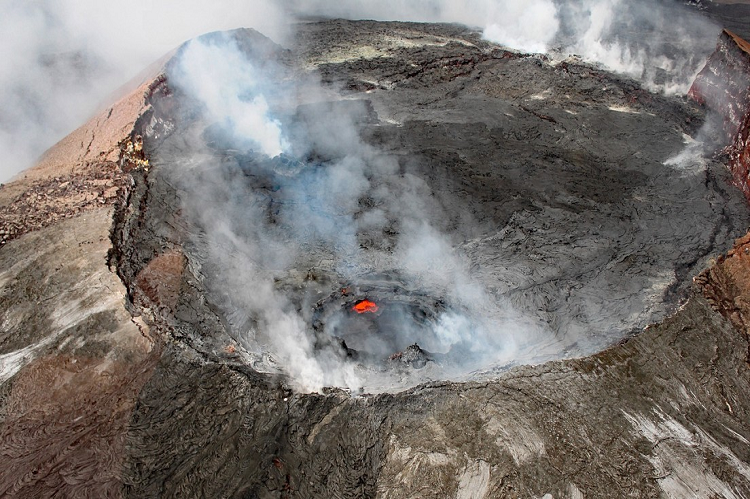 Hombre de 75 años muere tras caer en el volcán Kilauea de Hawái