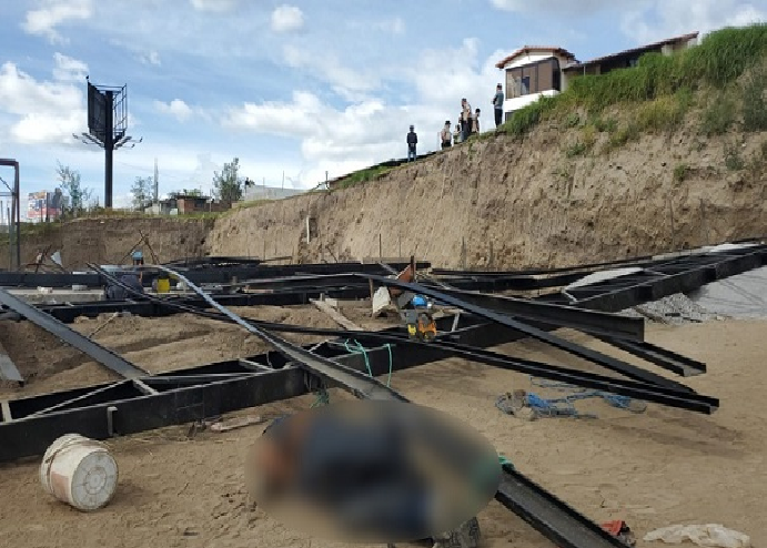 Mueren dos venezolanos tras colapso de una estructura en Ecuador