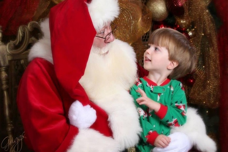 ¡Conmovedor!: Pequeño de 5 años murió en brazos de Santa Claus