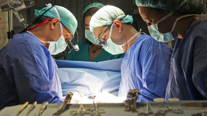 Suspenden a cirujano por marcar con sus iniciales el hígado de sus pacientes
