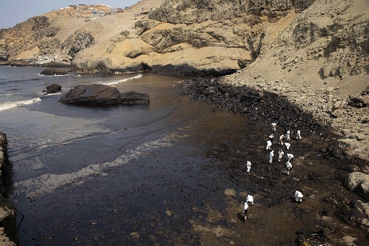Perú paraliza descarga petrolera de Repsol donde se derramaron 11.900 barriles de crudo