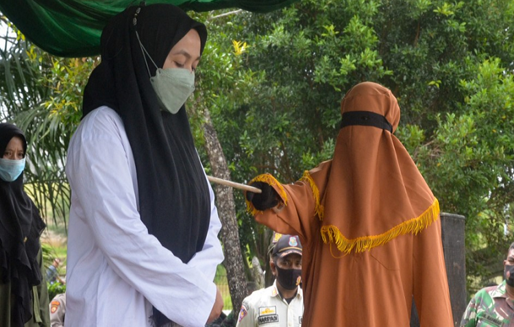 Mujer recibe 100 latigazos y el hombre 15 azotes en Indonesia por adulterio