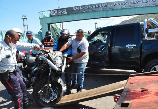 Muere escolta del gobernador de La Guaira tras estrellarse contra una camioneta