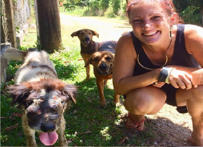 Una mujer fue arrastrada por tsunami en Tonga: Rescataba perros callejeros con su esposo