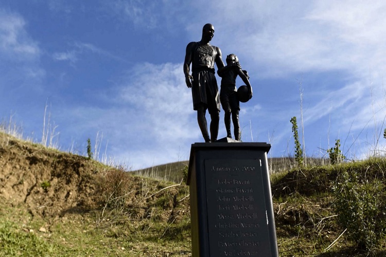 Colocan una estatua de Kobe Bryant y su hija en el lugar de su accidente