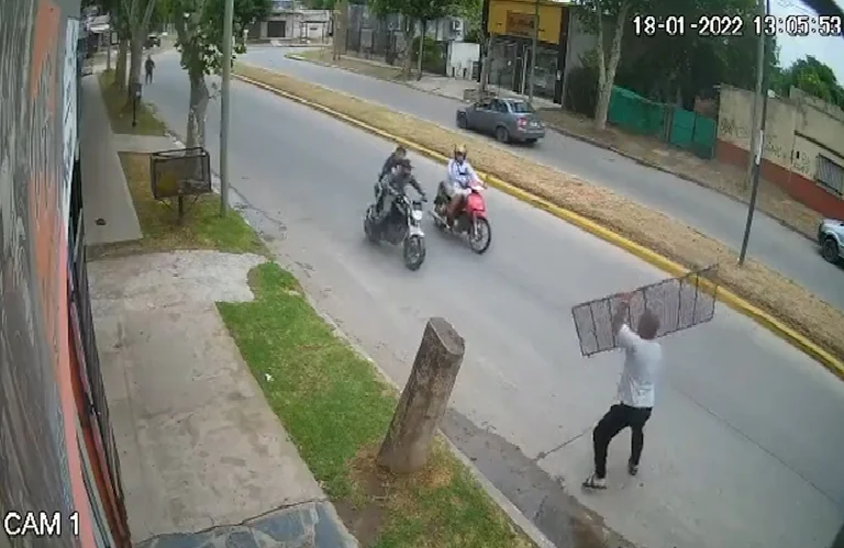 Video del momento exacto en que un hombre frustra un asalto al lanzar una reja a unos «motochoros»