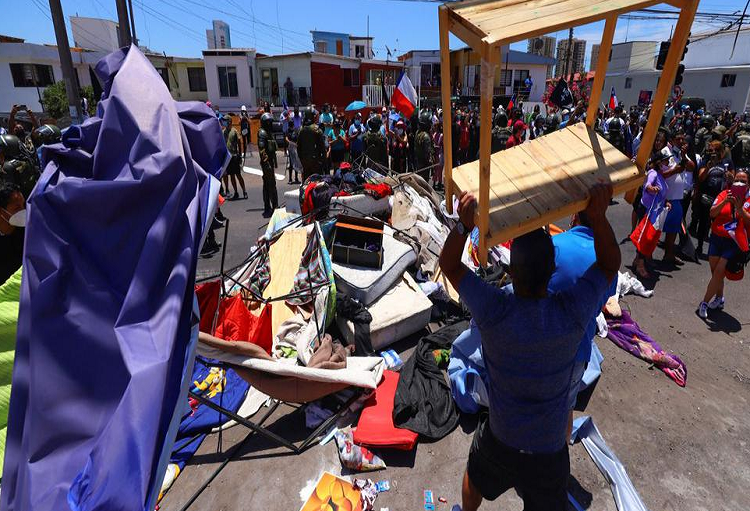 Destruyen carpas de venezolanos durante protesta contra la migración y la delincuencia en Chile (+videos)