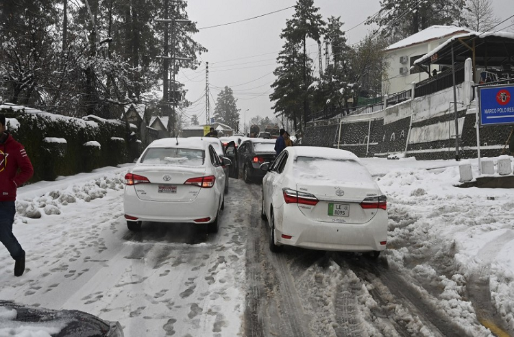 21 personas mueren atrapadas en sus vehículos por tormenta de nieve en Pakistán