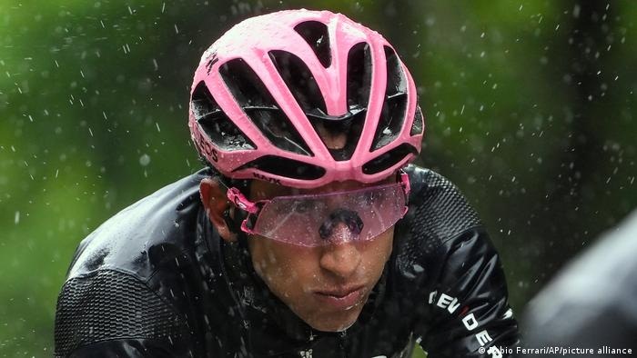 Ciclista Egan Bernal despierta pero sigue en UCI