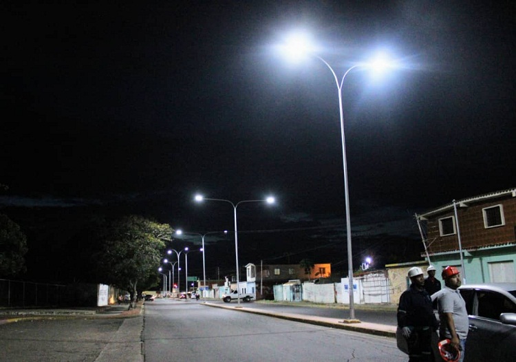 Alcalde Henry Hernández restauró iluminación a la Avenida el tenis del municipio Miranda