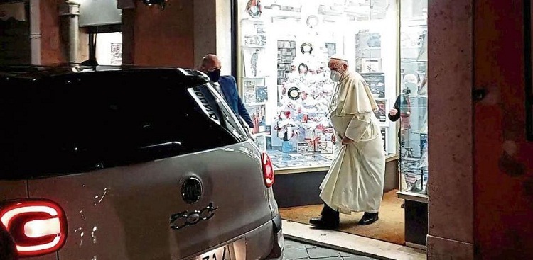 Papa Francisco llega por sorpresa a una tienda de discos del centro de Roma