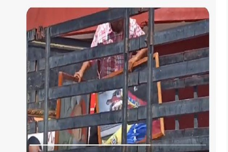 Los cuadros de Hugo Chávez fueron sacados de la Gobernación de Barinas (+Video)