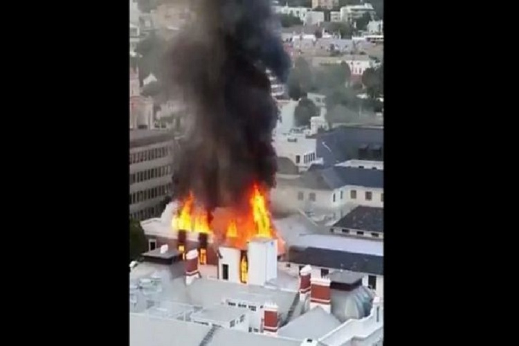 Parlamento de Sudáfrica es devorado por un intenso incendio