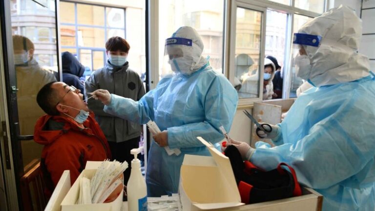 China confina a otro millón de personas tras detectar casos de Covid-19