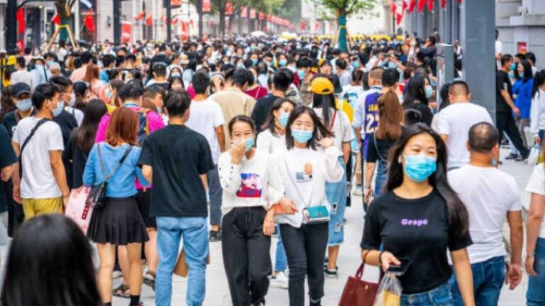 China detecta más casos de ómicron y varias ciudades endurecen restricciones