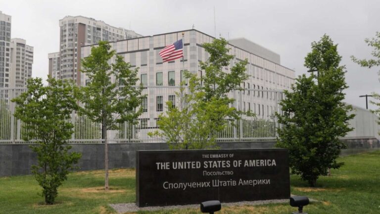 Estados Unidos ordena salida de su personal diplomático no esencial de Ucrania