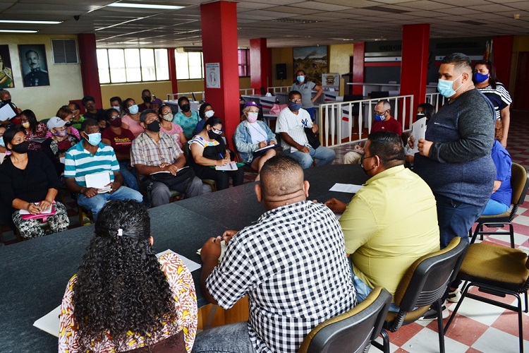 Ediles sostienen encuentro con comuneros de Carirubana