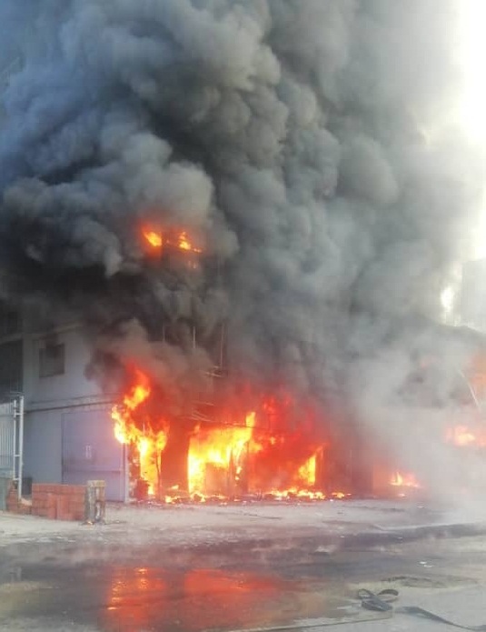 Se queman locales comerciales en Bello Monte, Caracas (FOTOS, VIDEO)