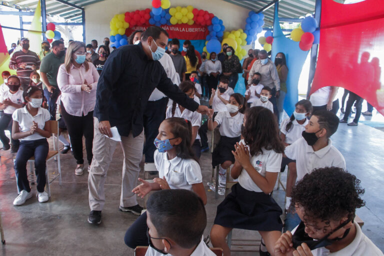 Gobernador Clark entregó preescolar y escuela bolivariana Héctor Manuel Peña de Paraguaná