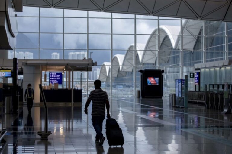 Hong Kong reduce la cuarentena para viajeros a dos semanas