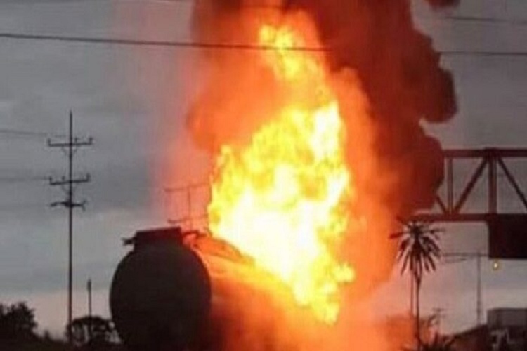 Gandola cargada con combustible se incendió en Santa Teresa del Tuy
